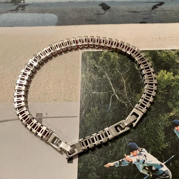 Elegant Red Cubic Gemstone Tennis Style Silver Stainless Bracelet NEW Unisex - Picture 4 of 4